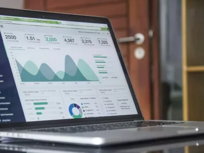 Business KPIs auf einem Diagramm auf Laptop