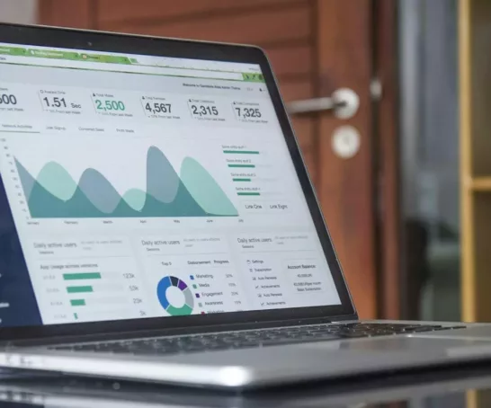 Business KPIs auf einem Diagramm auf Laptop