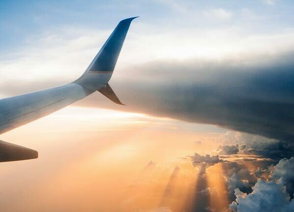 Blick aus dem Flugzeug in die Wolken und den Sonnenuntergang