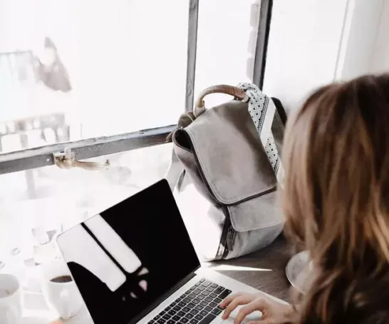 Studentin arbeitet an einen Laptop