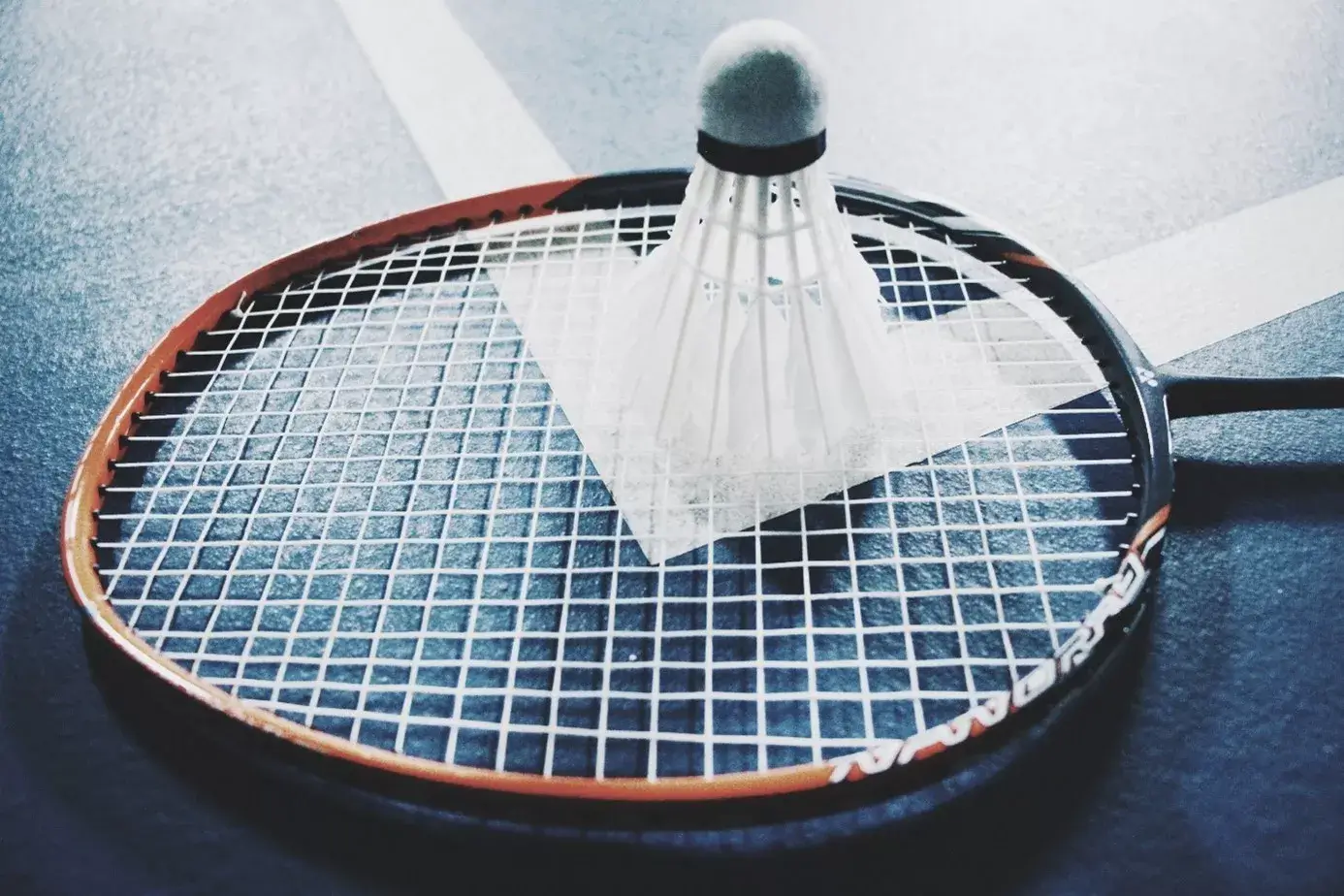 Badmintonschläger, auf dem ein Federball liegt