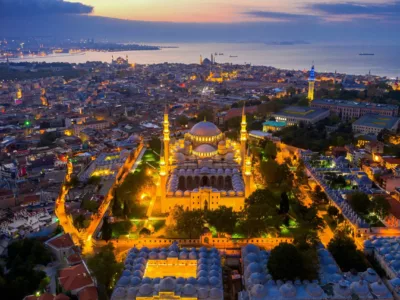 Abendliches Stadtpanorama der Süleymaniye-Moschee