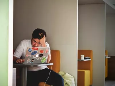 Student sitzt verzweifelt am Laptop während einer Prüfung