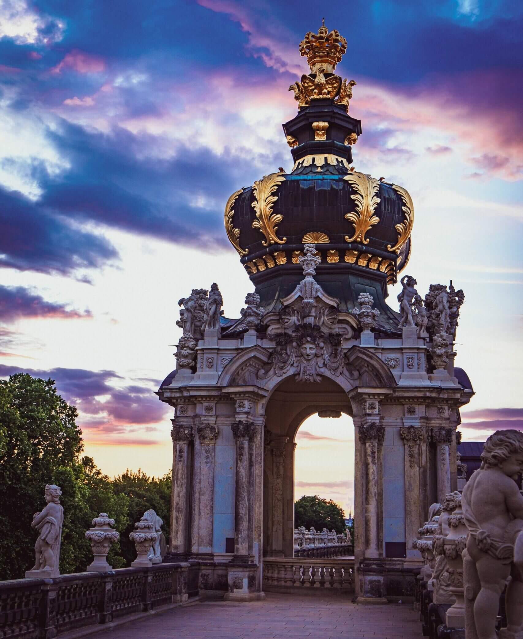 Blick auf den Dresdner- Zwinger in der blauen Stunde