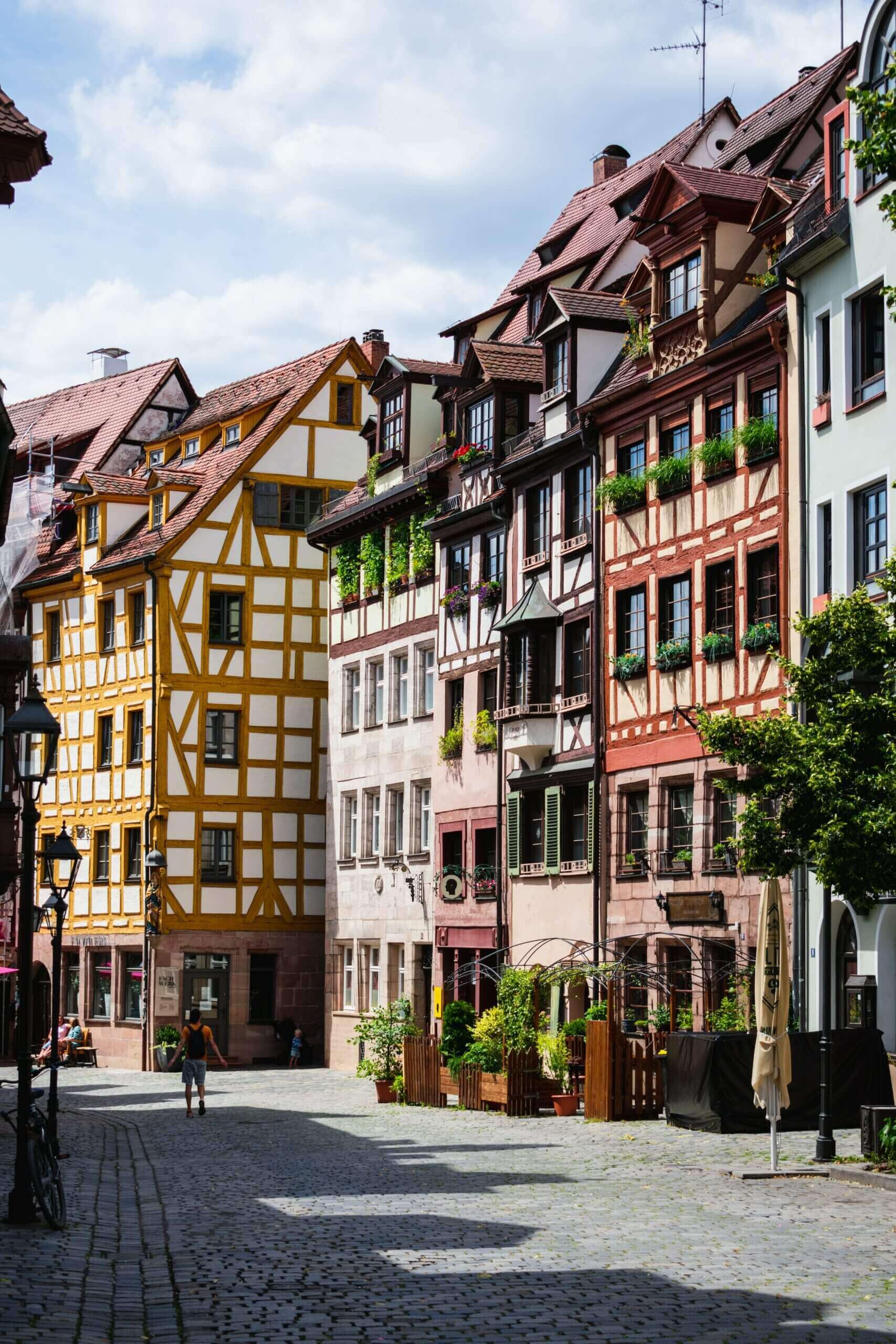 Eine Kopfsteinpflasterstraße, gesäumt von hohen Gebäuden.