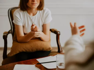 Psychologin sitzt in einem Stuhl in ihrem Büro