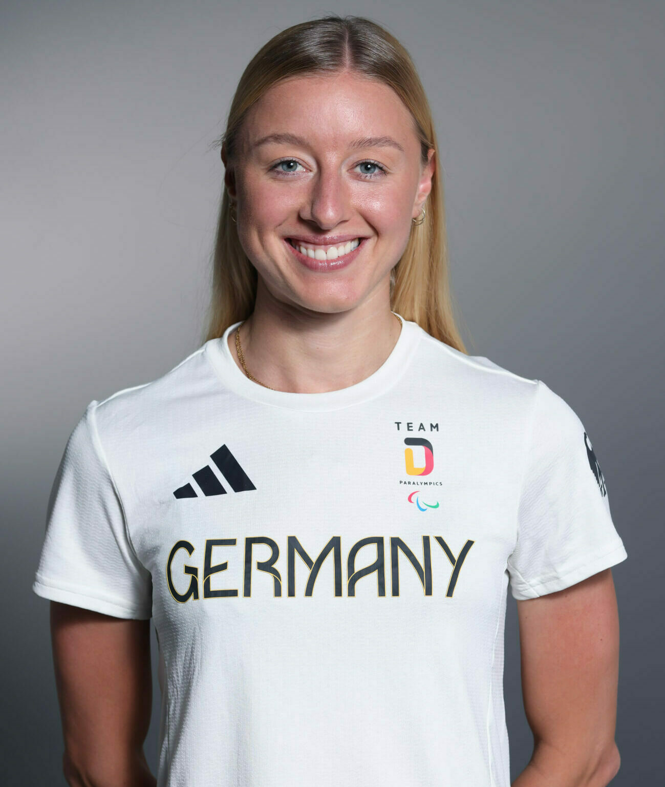 Maria Paulig im Portait mit Deutschland-Trikot