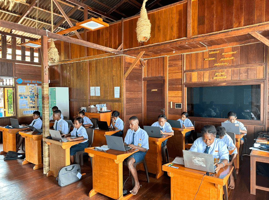 Schülerinnen sitzen in der Schule in Westpapua